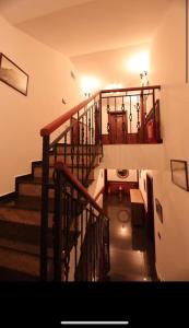 una escalera en un edificio con escalera en Best Hotel Zambaku i Bardhe en Prizren