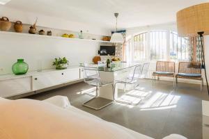 a living room with a glass table and chairs at Suitur beachfront apartment Roc de Sant Gaietà in Roda de Bará