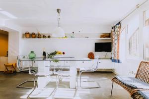 a dining room with a glass table and chairs at Suitur beachfront apartment Roc de Sant Gaietà in Roda de Bará