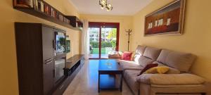 een woonkamer met een bank en een tafel bij Apartamento Los Balandros in Palm-mar