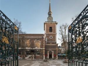 un grand bâtiment en briques avec une tour d'horloge dans l'établissement 2 Bed Piccadilly Apartment- 4, à Londres