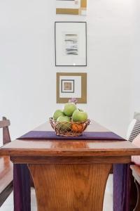 una ciotola di mele seduta su un tavolo di Authentic Seafront Experience a Sliema