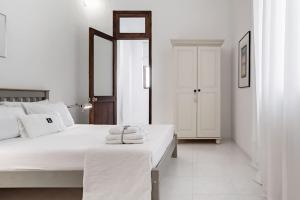 una camera bianca con un letto bianco e un tavolo di Authentic Seafront Experience a Sliema
