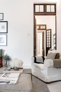 un soggiorno con divano bianco e specchio di Authentic Seafront Experience a Sliema
