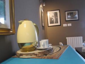 Coffee and tea making facilities at Il Rifugio dei Briganti