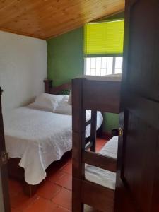 Habitación pequeña con cama y ventana en Finca San Fabio, 