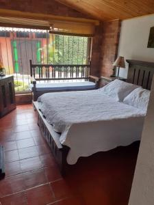 Un dormitorio con una cama grande y una ventana en Finca San Fabio, 