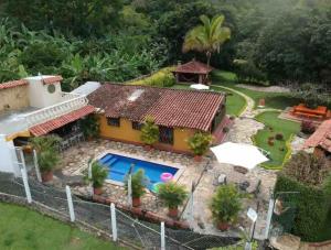 una vista aérea de una casa con piscina en Finca San Fabio, 