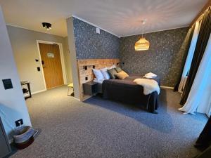 ein Schlafzimmer mit einem Bett in einem Zimmer in der Unterkunft Hotellet i Jörn AB in Jörn