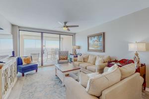 een woonkamer met een bank en een tafel bij Bluewater 1504 in Orange Beach
