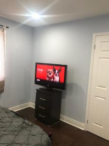 Televízia a/alebo spoločenská miestnosť v ubytovaní ShayCozyDelux-Room-202