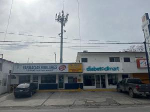 una tienda con coches estacionados en un estacionamiento en LOSSANTOS, en Matamoros