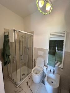 La salle de bains est pourvue de toilettes, d'une douche et d'un lavabo. dans l'établissement La casa delle Querce, à San Pietro in Vincoli