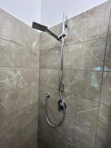 y baño con ducha con cabezal de ducha. en La casa delle Querce, en San Pietro in Vincoli