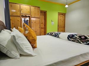 Ένα ή περισσότερα κρεβάτια σε δωμάτιο στο Whostels Srinagar