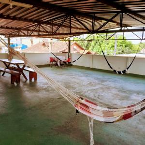 - un hamac dans une chambre avec une table et des chaises dans l'établissement Hotel River Plaza, à Rio Novo
