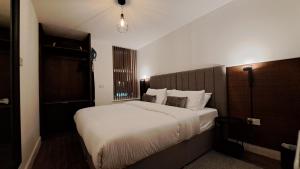 AT Evita Suites في كارديف: غرفة نوم بسرير كبير في غرفة