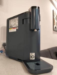 una cafetera negra sentada sobre una mesa en Aru Suites HOMESTAY WIFI,Carpark,24h Check in,Water Filter by R2 Residence, en Kota Kinabalu