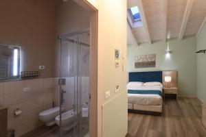 1 dormitorio con 1 cama y baño con ducha en HILL COLLE - camere & bistrot, en Villa Pedergnano