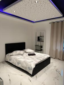 ein Schlafzimmer mit einem Bett in einem Zimmer mit einer Decke in der Unterkunft Appartement T3 in Frontenex-Villard-Rosset + 34 Fotos