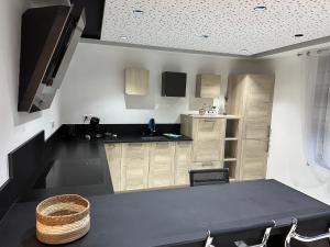 eine Küche mit Spüle und Arbeitsplatte in der Unterkunft Appartement T3 in Frontenex-Villard-Rosset