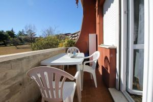 Biały stół i 2 krzesła na balkonie w obiekcie Nina House w mieście Desenzano del Garda