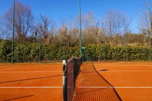 a tennis net on a tennis court at Nina House in Desenzano del Garda