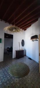 尼哈尔Bonita Casa Señorial en pleno casco antiguo de Nijar的一间铺着大地毯的大房间