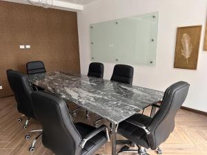 a conference room with a table and chairs at Apartamento de Lujo in Guatemala