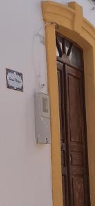 尼哈尔Bonita Casa Señorial en pleno casco antiguo de Nijar的门和门旁墙上的标志