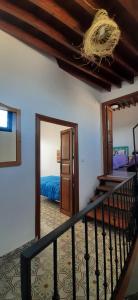 尼哈尔Bonita Casa Señorial en pleno casco antiguo de Nijar的一间设有楼梯的客房,通往一间卧室