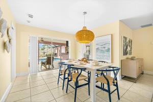 eine Küche und ein Esszimmer mit Tisch und Stühlen in der Unterkunft Bikini Bottom in Cape Coral