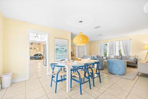 eine Küche und ein Wohnzimmer mit Tisch und Stühlen in der Unterkunft Bikini Bottom in Cape Coral + 29 Fotos