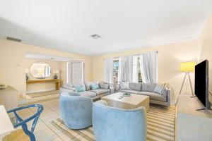 ein Wohnzimmer mit blauen Stühlen und einer Couch in der Unterkunft Bikini Bottom in Cape Coral