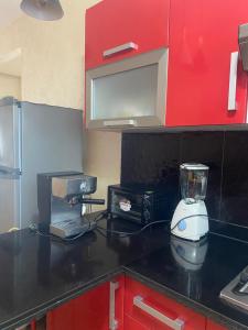 una cocina con una barra con una licuadora. en Smir Park, en Tetuán