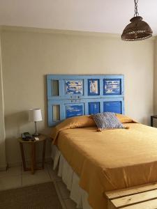 um quarto com uma cama com uma cabeceira azul em Hotel Andoria em San Salvador