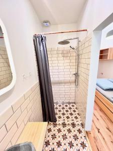 a bathroom with a shower in a room at Central apartment in trendy Friedrichshain in Berlin