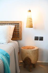 um quarto com uma cama e uma banheira de madeira ao lado de uma cama em Keablue em Melissaki