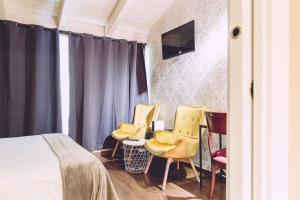 a bedroom with a bed and two chairs and a desk at Hospederia El Batan in Tramacastilla