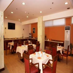 TV a/nebo společenská místnost v ubytování Fiori Hotel