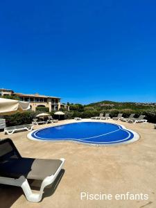 einen Pool mit Liegestühlen und ein Resort in der Unterkunft Appartement au Hameau des Issambres Le Pamakior in Les Issambres