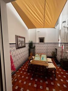 Una habitación con una mesa y sillas en un edificio. en El apartamento verde, en Ayamonte