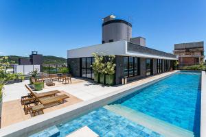 une piscine sur le toit d'un immeuble dans l'établissement WI-FI 300MB | Rooftop com Piscina em Jurerê #JA15, à Florianópolis