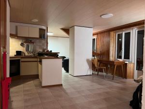 a kitchen and dining room with a table in it at App 2-3 p Lake View Vallée de Joux in Le Pont