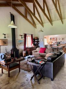 uma sala de estar com um sofá e uma lareira em Bamboo Mountain Farm em Underberg