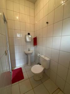 małą łazienkę z toaletą i umywalką w obiekcie Jardim Canastra w mieście São Roque de Minas
