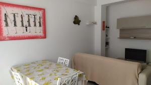 a living room with a couch and a table at Casa Veronica Boavista in Sal Rei