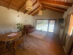 sala de estar con mesa y sofá en Casa con vista al lago en San Carlos de Bariloche