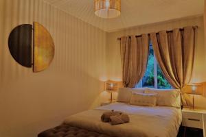 een slaapkamer met een bed met een teddybeer erop bij Fernway Residence entire property in Cork
