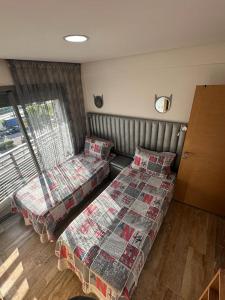 a bedroom with two beds and a window at Appartement spacieux, très calme in Casablanca